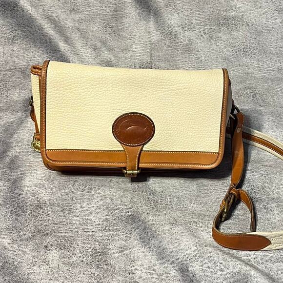 Vintage dooney bourke all weather leather ivory pebble buckle crossbody bag - Picture 1 of 8